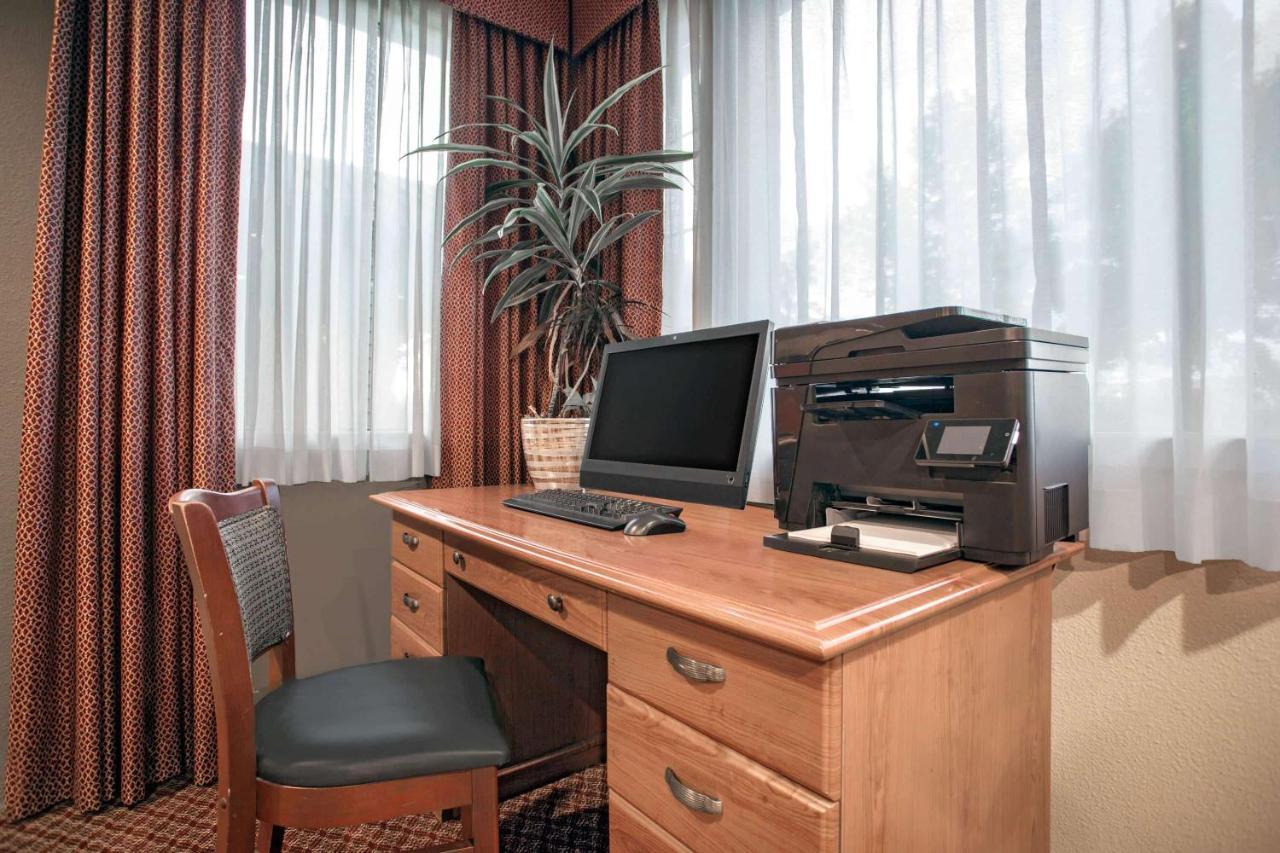 Hawthorn Suites By Wyndham Kent, Wa Εξωτερικό φωτογραφία