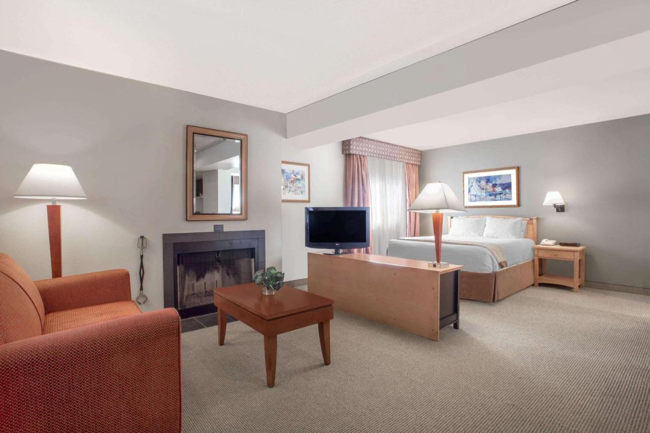 Hawthorn Suites By Wyndham Kent, Wa Εξωτερικό φωτογραφία