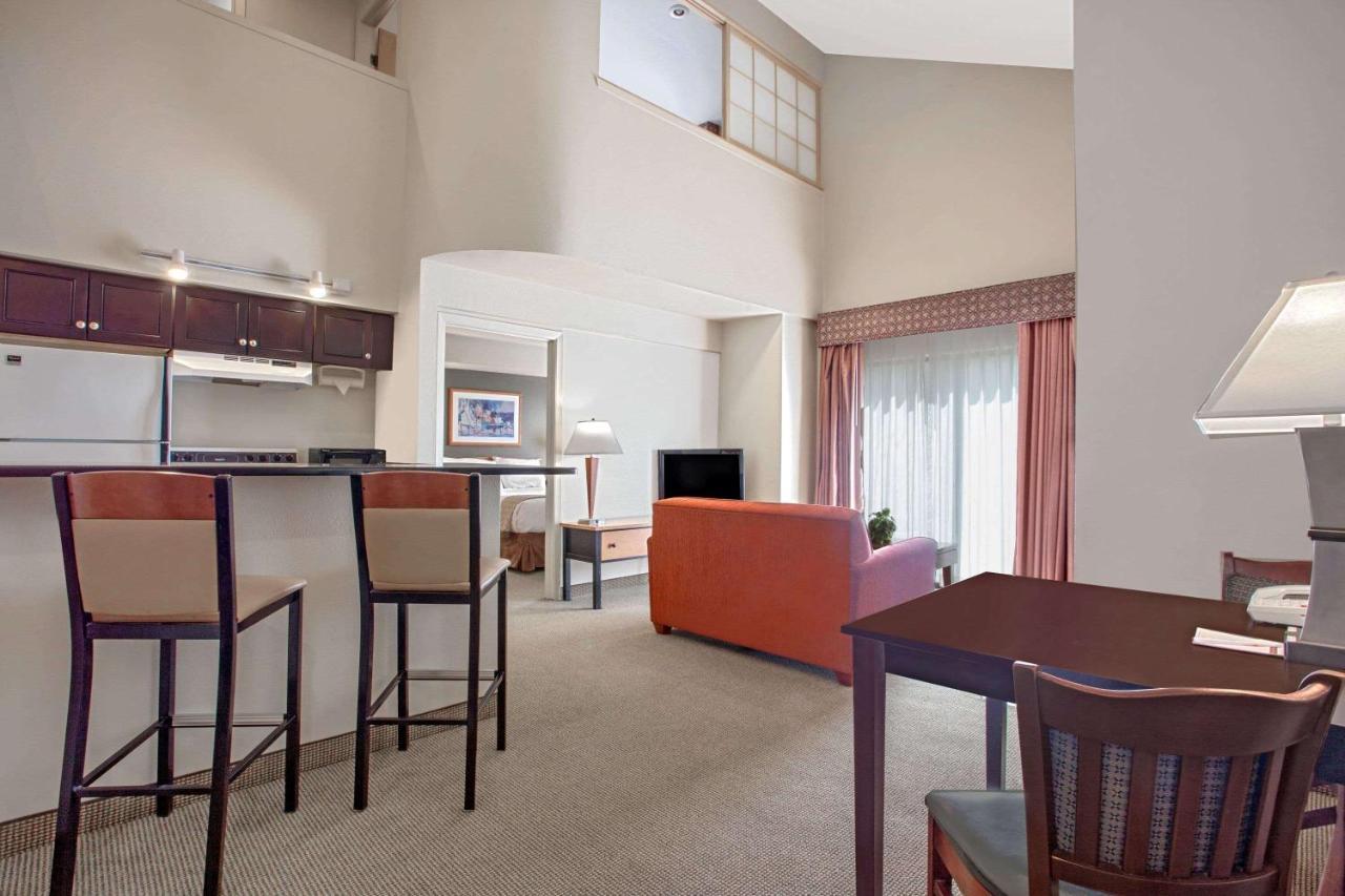Hawthorn Suites By Wyndham Kent, Wa Εξωτερικό φωτογραφία