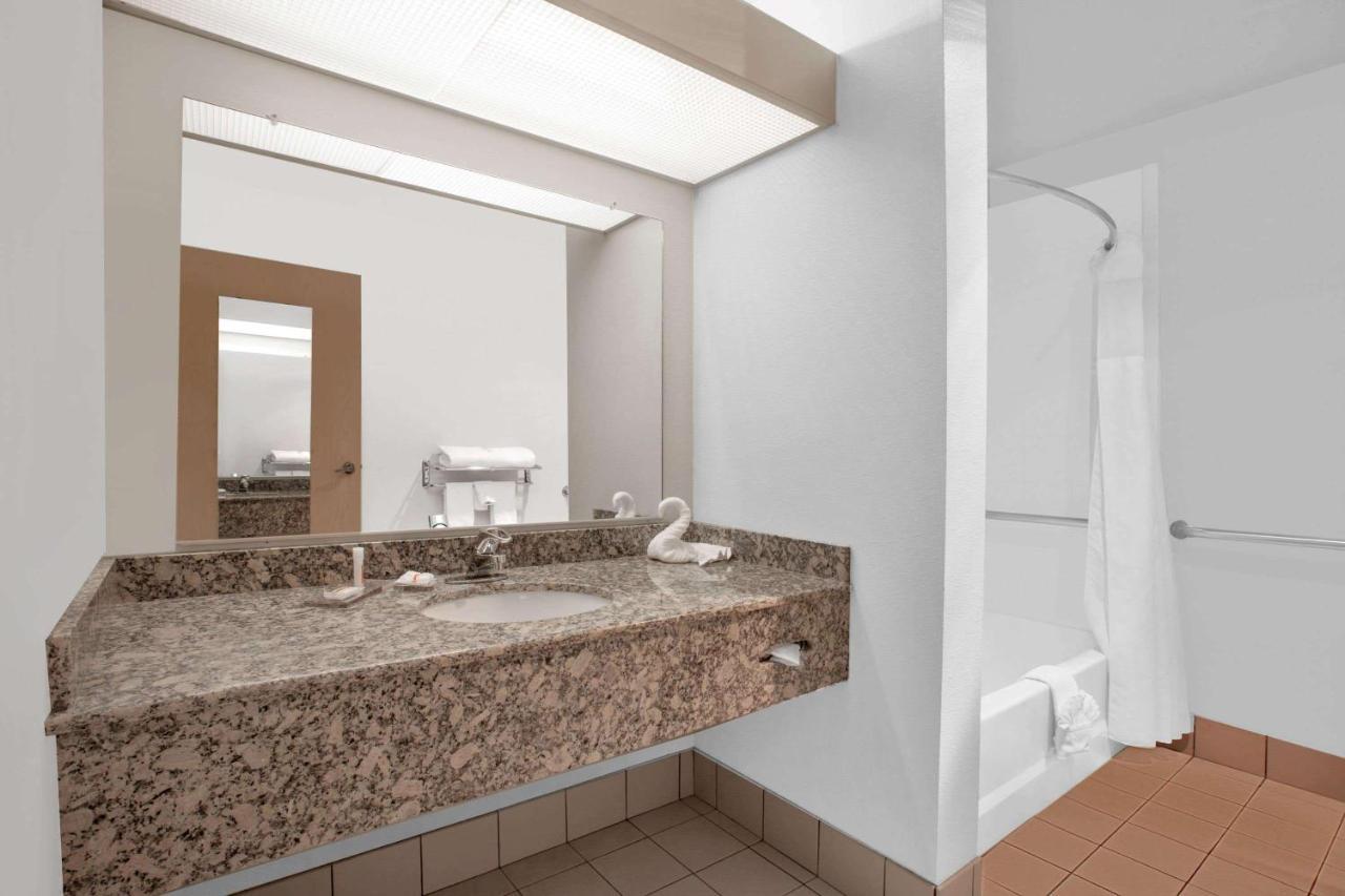 Hawthorn Suites By Wyndham Kent, Wa Εξωτερικό φωτογραφία